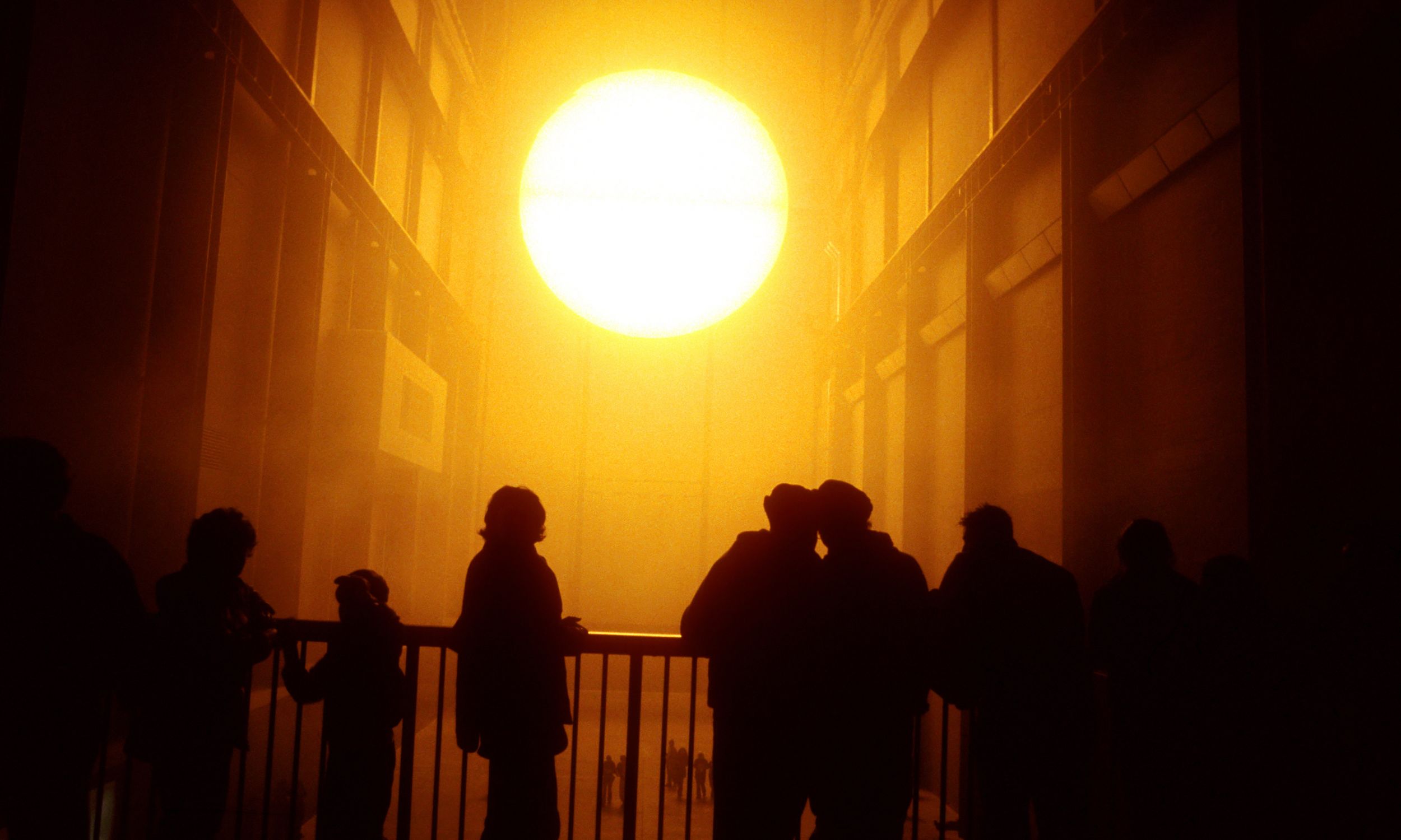 Największą sławę przyniosło Eliassonowi… słońce. W 2003 roku instalacja w Turbine Hall w londyńskiej Tate Modern była objawieniem. Fot. Photofusion/Universal Images Group via Getty Images