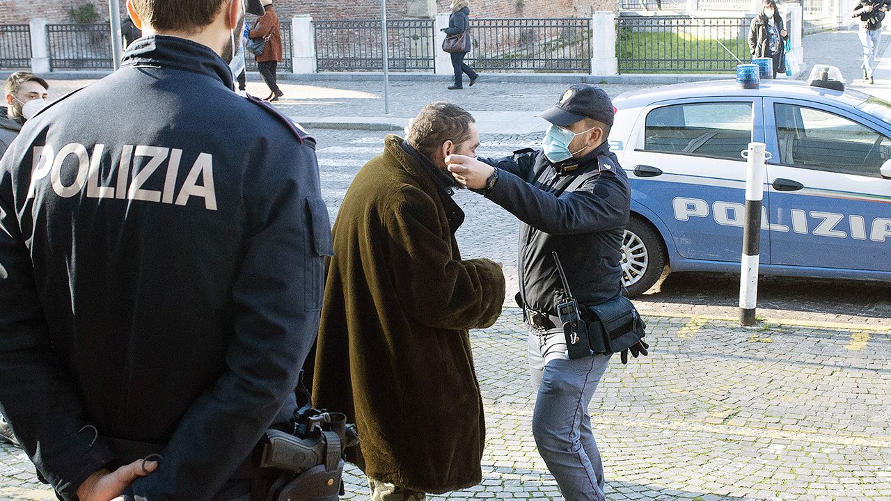 Poluzowanie restrykcji spowoduje znaczny wzrost zachorowań (fot. Roberto Serra - Iguana Press/Getty Images) Poluzowanie restrykcji spowoduje znaczny wzrost zachorowań (fot. Roberto Serra - Iguana Press/Getty Images)