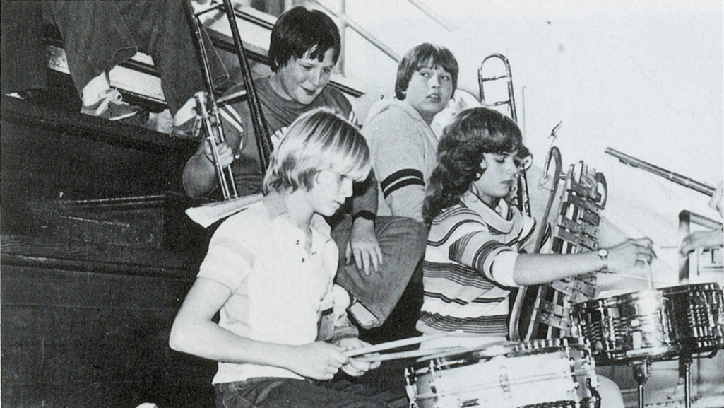 Kurt Cobain gra na perkusji w 1981 r. w szkole średniej w Montesano w stanie Waszyngton, USA. Fot. Montesano High School/Wikimedia Commons