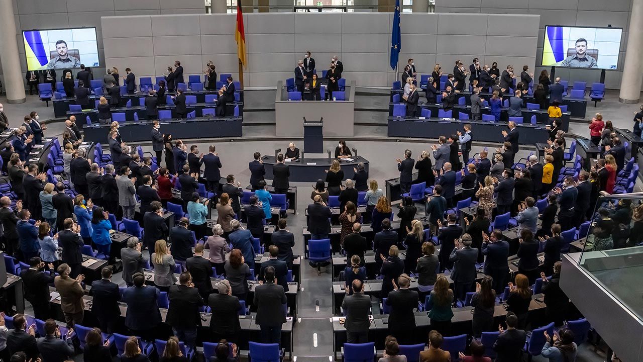 Parlamentarzyści rządzącej koalicji SPD, Zielonych i FDP odrzucili wniosek posłów CDU/CSU (fot. Hannibal Hanschke/Getty Images)