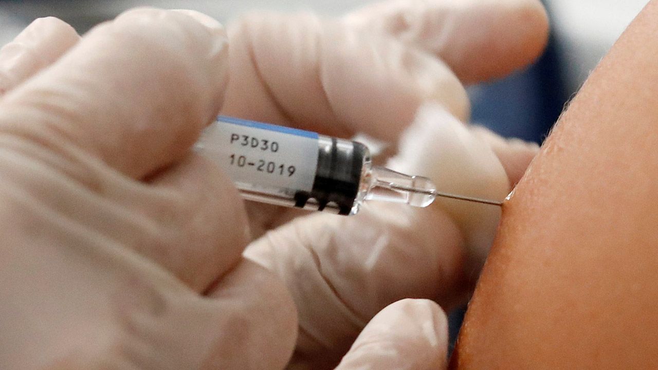 87 proc. badanych uważa, że szczepienia przeciw najgroźniejszym chorobom zakaźnym powinny być obowiązkowe (fot. REUTERS/Eric Gaillard) 87 proc. badanych uważa, że szczepienia przeciw najgroźniejszym chorobom zakaźnym powinny być obowiązkowe (fot. REUTERS/Eric Gaillard)