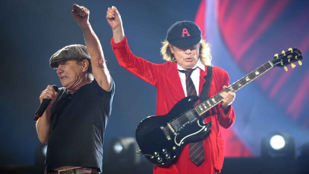 Wokalista Brian Johnson i gitarzysta Angus Young na Stadionie Narodowym w Warszawie w 2015 r. Fot. PAP/ Jacek Turczyk