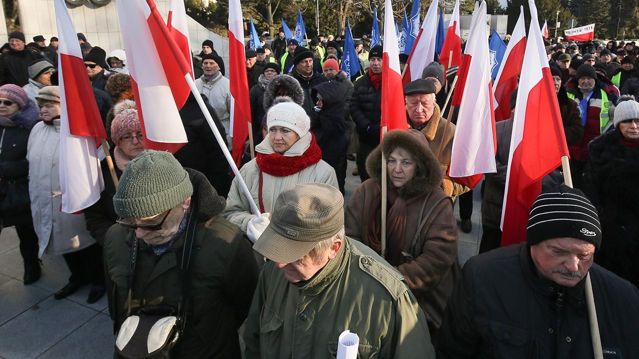 Protest przeciwko obniżeniu emerytur b. esbekom (fot. PAP/Paweł Supernak)