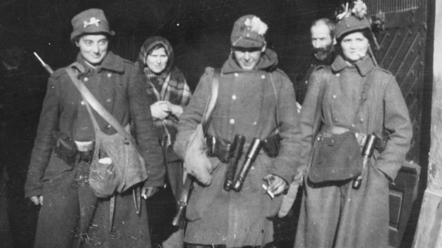 Lwowskie legionistki na patrolu. Listopad 1918. Fot. NAC