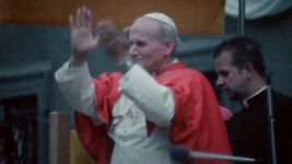 1. Pielgrzymka Jana Pawła II do Polski. Wizyta Papieża w Krakowie - przyjazd do Pałacu Biskupiego