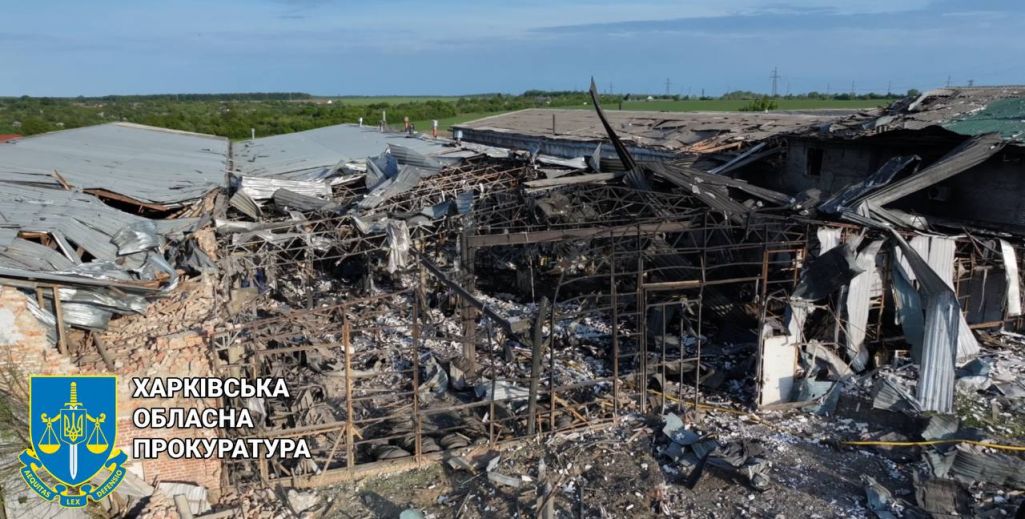 Наступствы ракетнага ўдару па цывільнаму прадпрыемству ў пасёлку Кароціч, што на Харкаўшчыне. (Фота: pgo_gov_ua / Telegram)