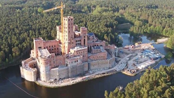 Decyzja ws. budowy zamku w Stobnicy uchylona. Brakuje niezbędnych  dokumentów - tvp.info