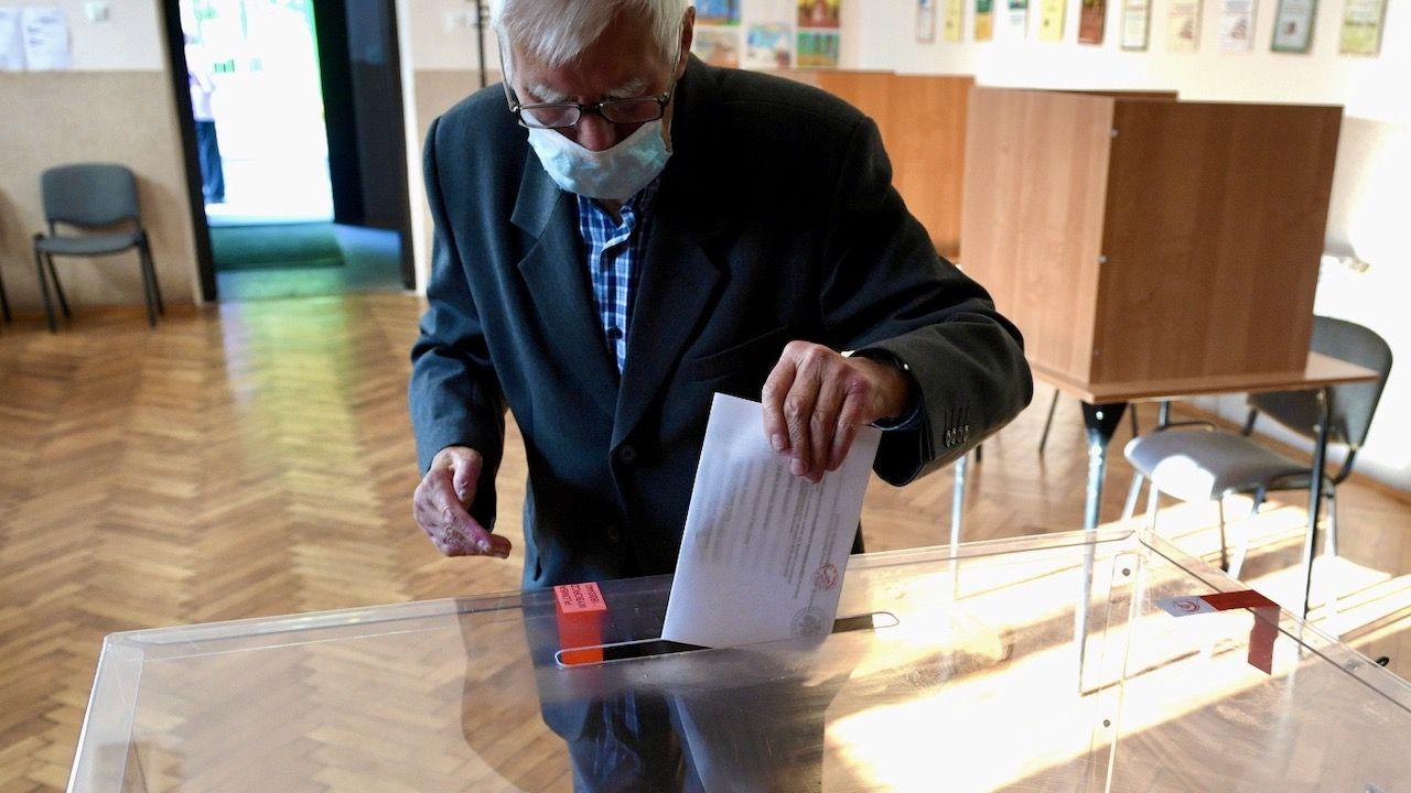 Po pierwszej turze prowadzi gmina Michałowice - 81,24 proc. Kolejne miejsca zajmują Podkowa Leśna – 80,93 proc. i Lesznowola – 79,53 proc. (fot. PAP/Darek Delmanowicz, zdjęcie ilustracyjne) Po pierwszej turze prowadzi gmina Michałowice - 81,24 proc. Kolejne miejsca zajmują Podkowa Leśna – 80,93 proc. i Lesznowola – 79,53 proc. (fot. PAP/Darek Delmanowicz, zdjęcie ilustracyjne)