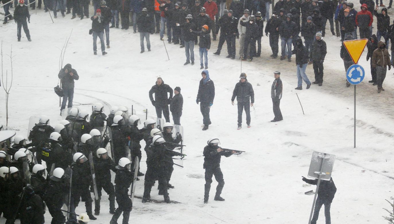 Funkcjonariusze użyli wtedy broni gładkolufowej i gazu łzawiącego (fot. arch.PAP/Andrzej Grygiel)
