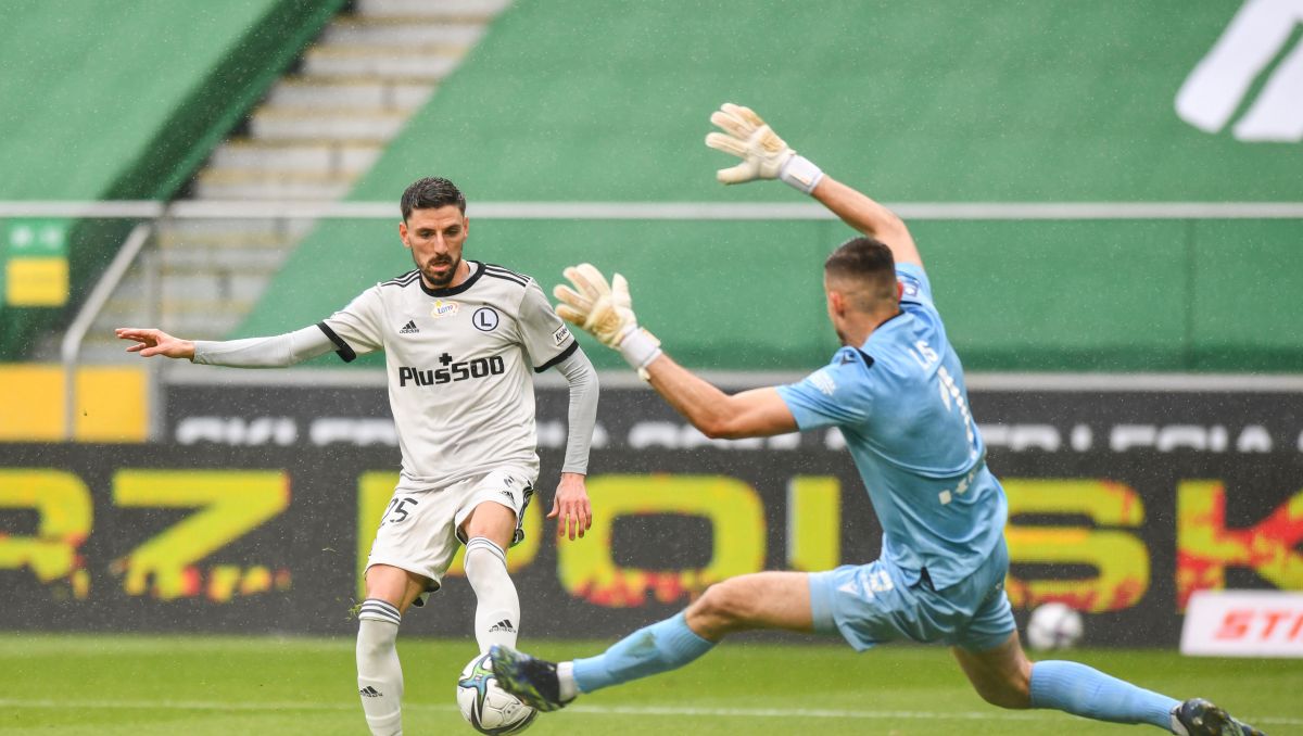 Josip Juranović w starciu z Mateuszem Lisem (fot. 400mm.pl/Jacek Prondzyński)