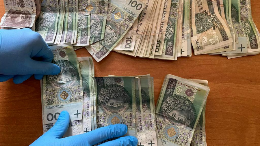 Funkcjonariusze odzyskali blisko 8500 złotych. (fot. KMP w Bydgoszczy)