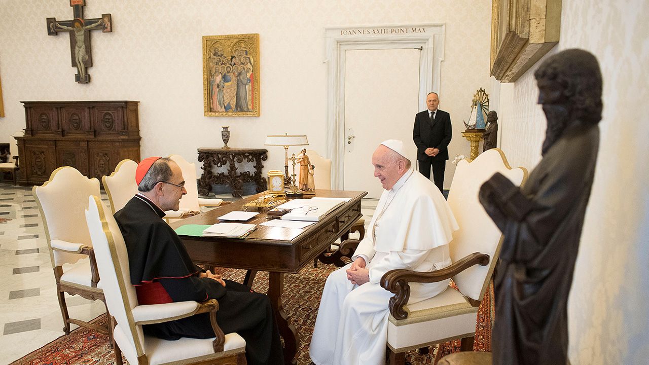 Papież Franciszek przyjmuje kardynała Philippe Barbarina, arcybiskupa Lyonu, w Watykanie (fot. REUTERS/Vatican Media/Handout) Papież Franciszek przyjmuje kardynała Philippe Barbarina, arcybiskupa Lyonu, w Watykanie (fot. REUTERS/Vatican Media/Handout)