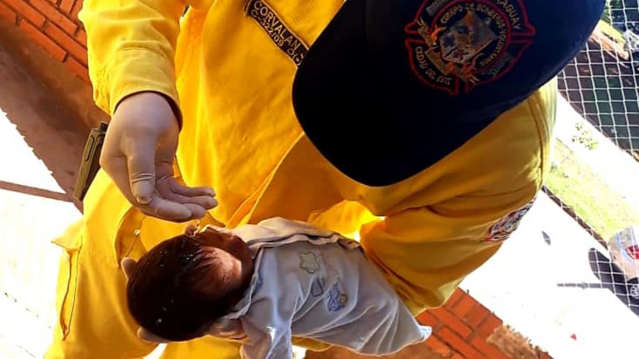W razie konieczności każda osoba nawet nieochrzczona może udzielić chrztu, jeśli ma intencję czynienia tego, co czyni Kościół (fot. FB/bomberoscde) W razie konieczności każda osoba nawet nieochrzczona może udzielić chrztu, jeśli ma intencję czynienia tego, co czyni Kościół (fot. FB/bomberoscde)