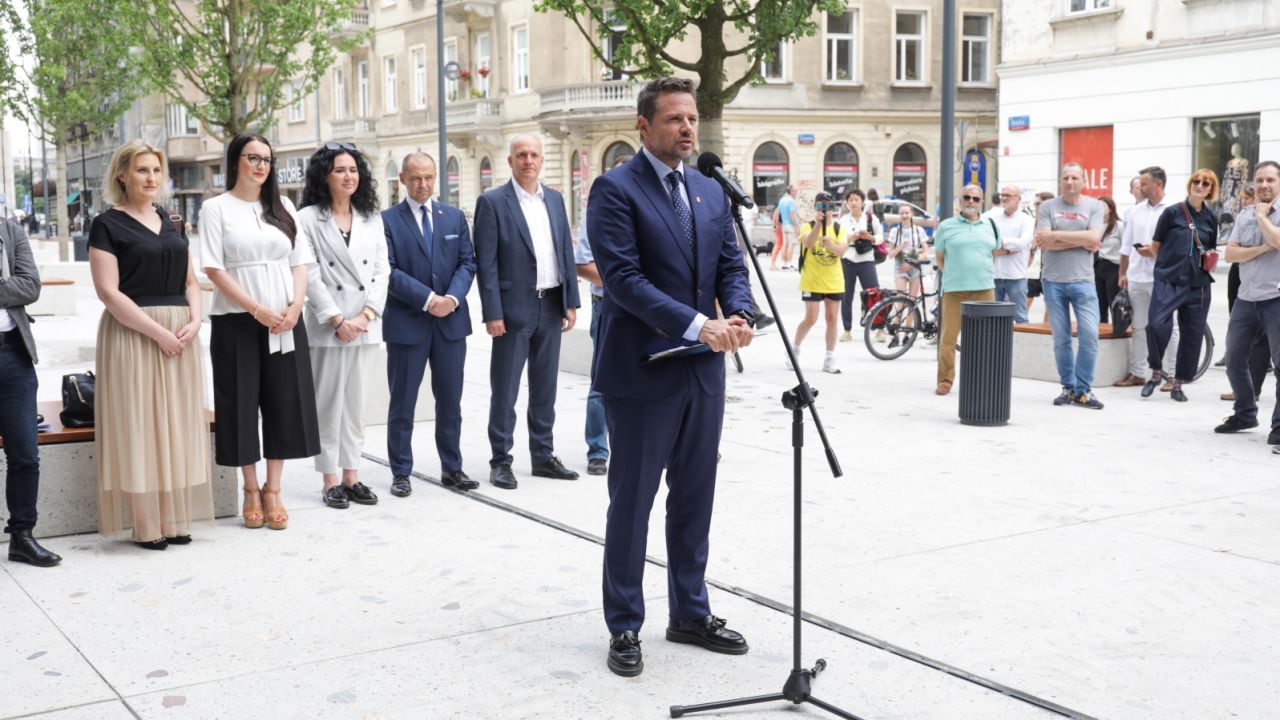 Prezydent stolicy Rafał Trzaskowski po otwarciu placu Pięciu Rogów (fot. PAP/Albert Zawada)