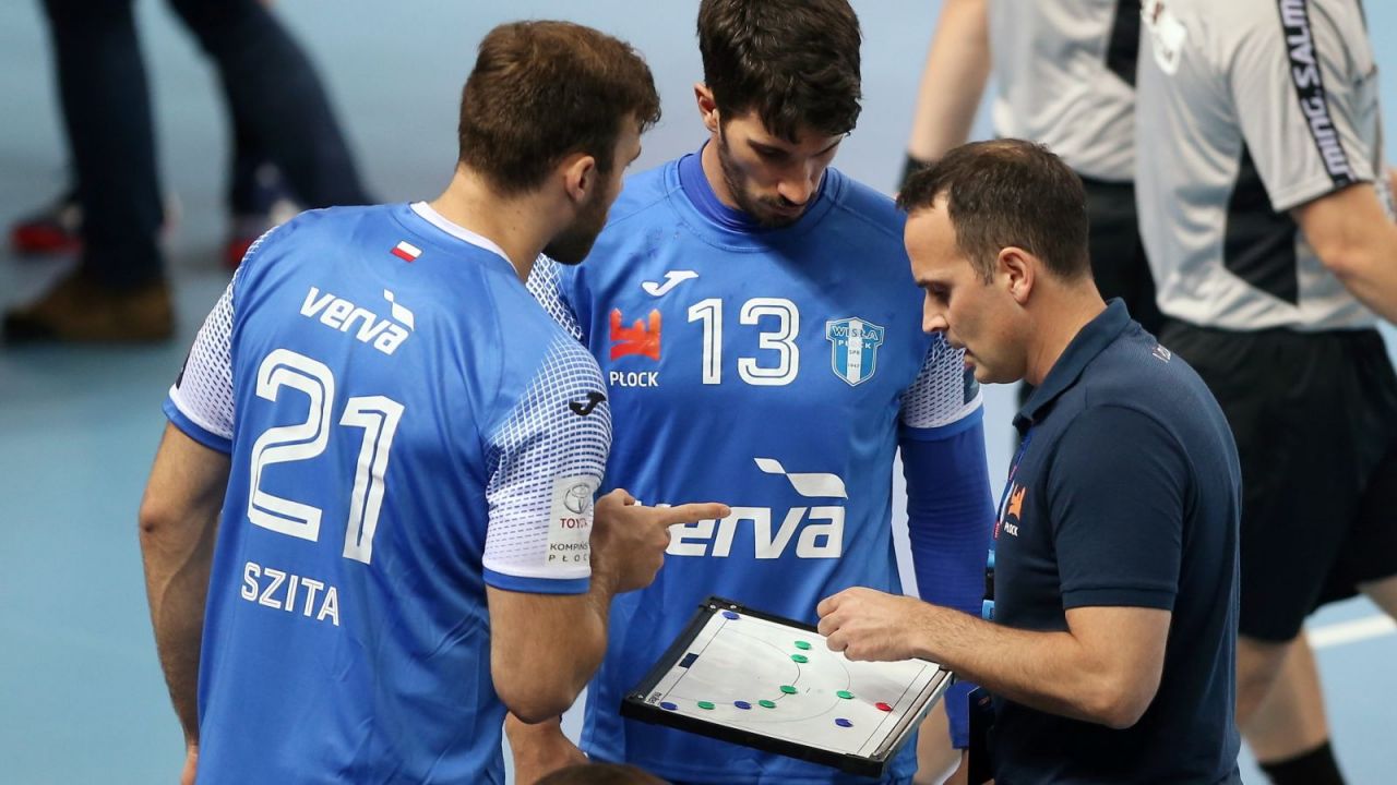 Trener Xavi Sabate (P) oraz zawodnicy Zoltan Szita (L) i Alvaro Ruiz (C) (fot. PAP / Piotr Augustyniak)