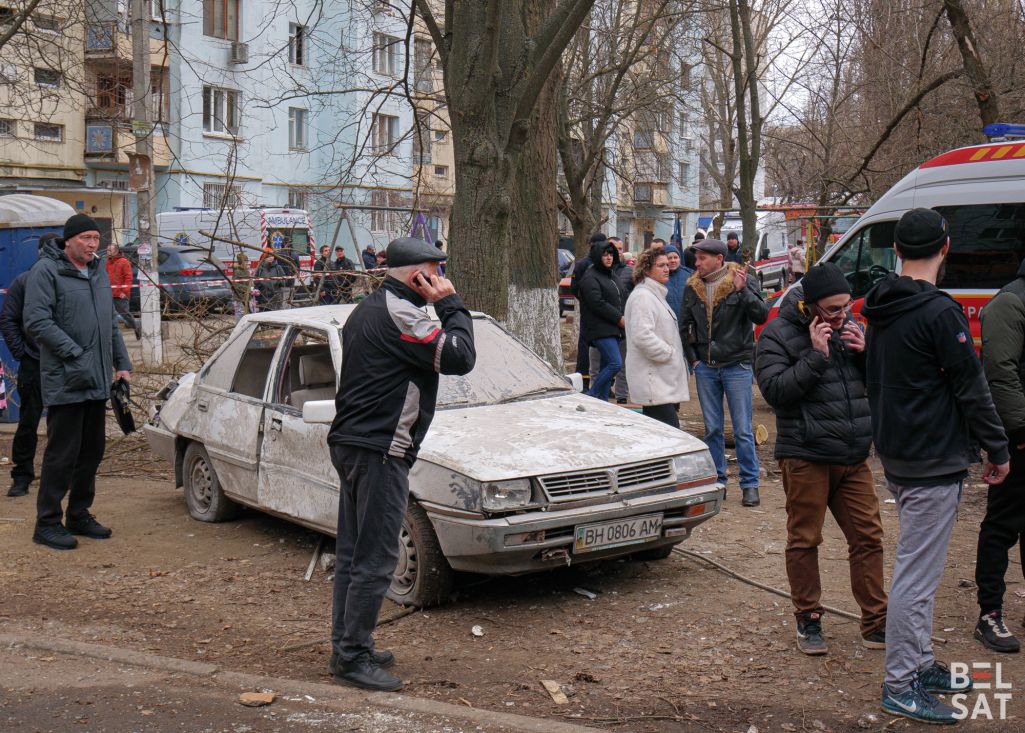 У ноч на 2 сакавіка ў адным з жылых раёнаў Адэсы, у выніку расейскай атакі дронамі тыпу «Шахед» адбылося траплянне ў жылы дом, што пацягнула абрушэнне часткі дому і гібель некалькіх чалавек. На гэты момант вядома пра 5 загінулых, але пад заваламі яшчэ застаюцца людзі, іх колькасць удакладняецца. Адэса, Украіна. 2 сакавіка 2024 года. (Фота: Аляксандр Зяньковіч / Белсат)