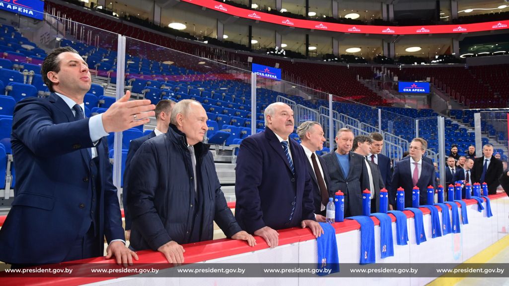 Лукашэнка і Пуцін назіраюць за трэнаваннем хакеістаў. (Фота: president.gov.by)