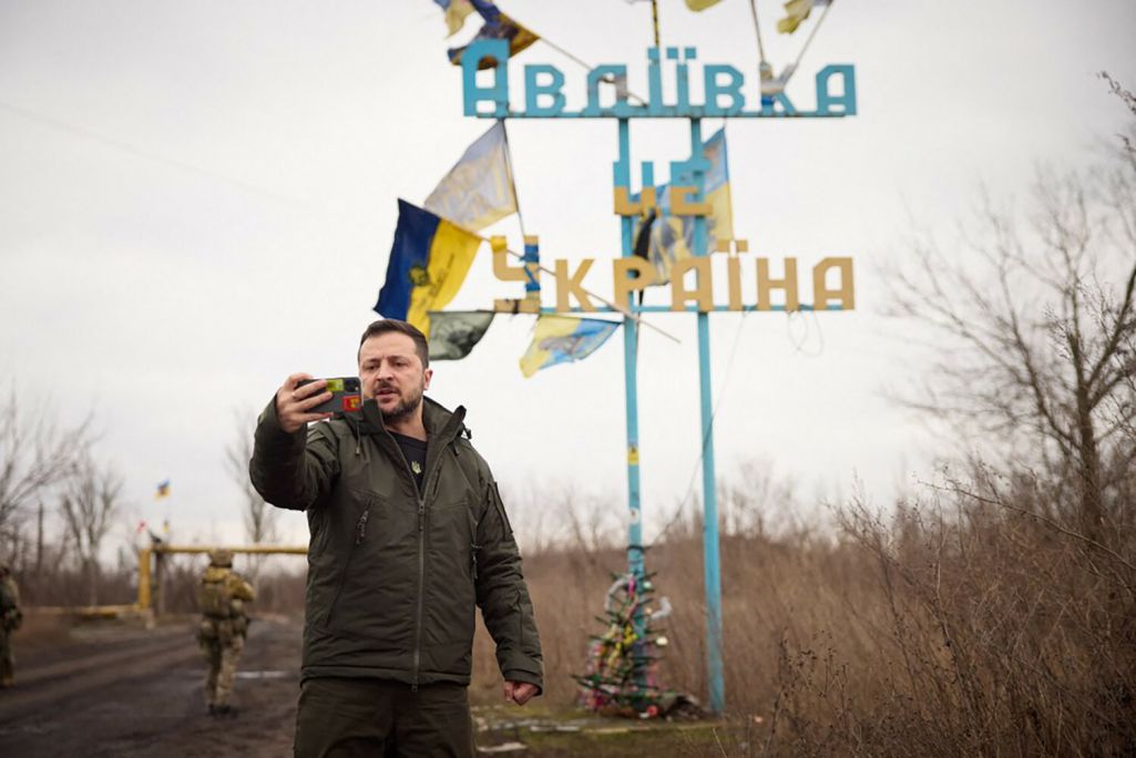 Здымак мае ілюстрацыйны характар. Прэзідэнт Украіны Уладзімір Зяленскі наведвае Аўдзееўку, Данецкая вобласць, Украіна. 29 снежня 2023 года. (Фота: Ukrainian Presidency / abacapress.com / East News)