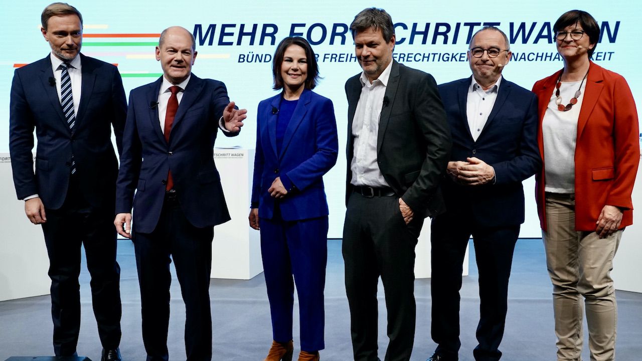 Do poparcia koalicji zachęcał lider FDP Christian Lindner (na zdj. pierwszy z lewej) (fot. PAP/EPA/CLEMENS BILAN)
