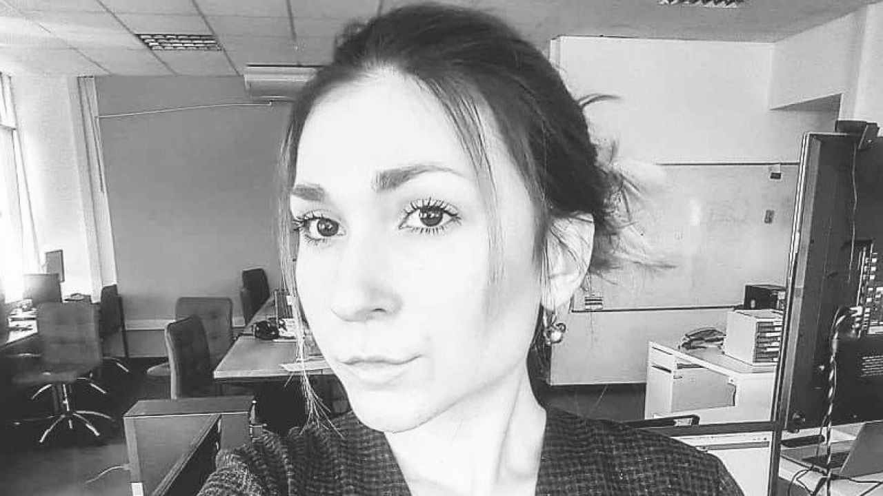 Onlayn buzuq porno Polshalik talaba kamerada onanizm qilyapti.