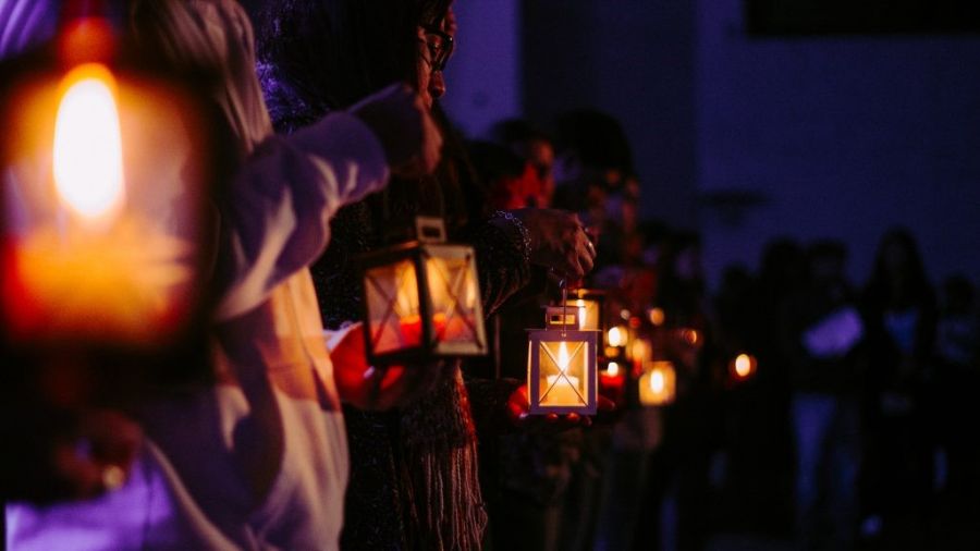 W czasie adwentu, poza niedzielami, codziennie o świcie odprawiane są roraty – msze św. poświęcone Matce Bożej. Fot. źródło eKAI