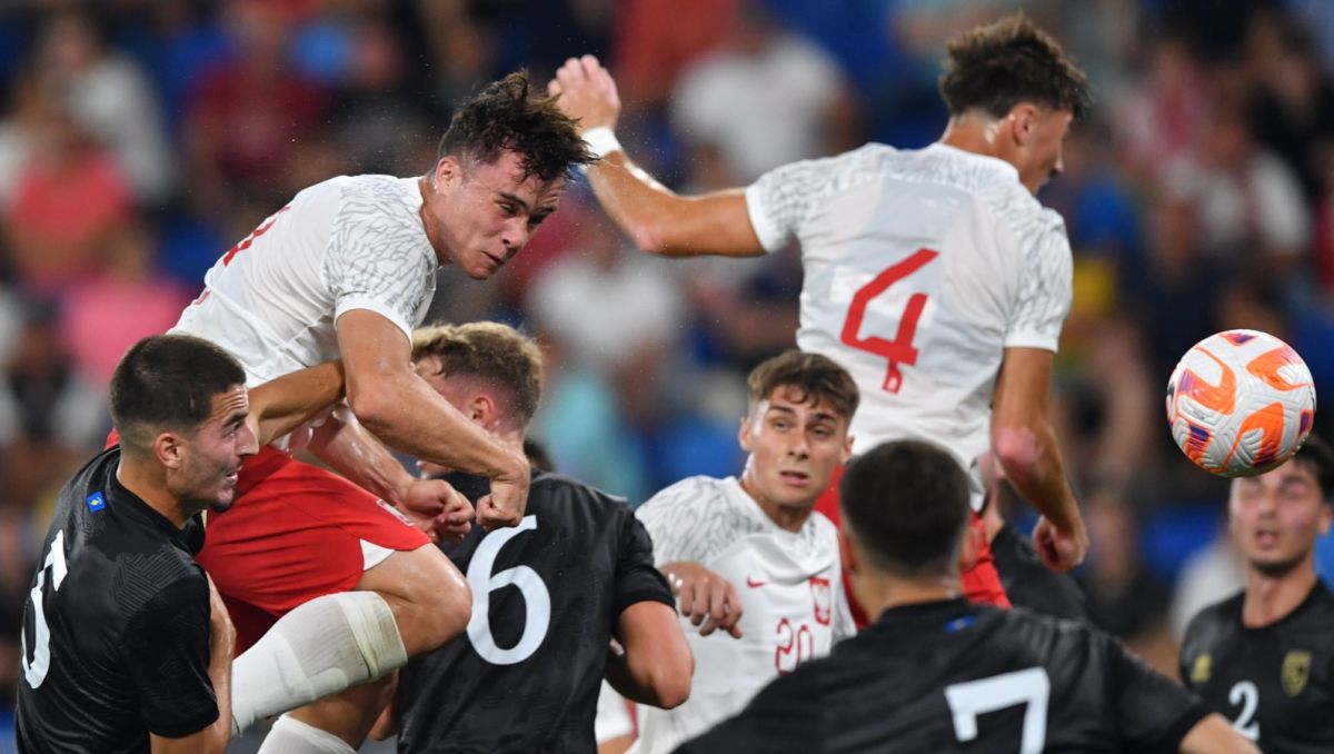 Ariel Mosór był jednym z kluczowych zawodników kadry U21 w meczu z Kosowem (fot. PAP) Ariel Mosór był jednym z kluczowych zawodników kadry U21 w meczu z Kosowem (fot. PAP)