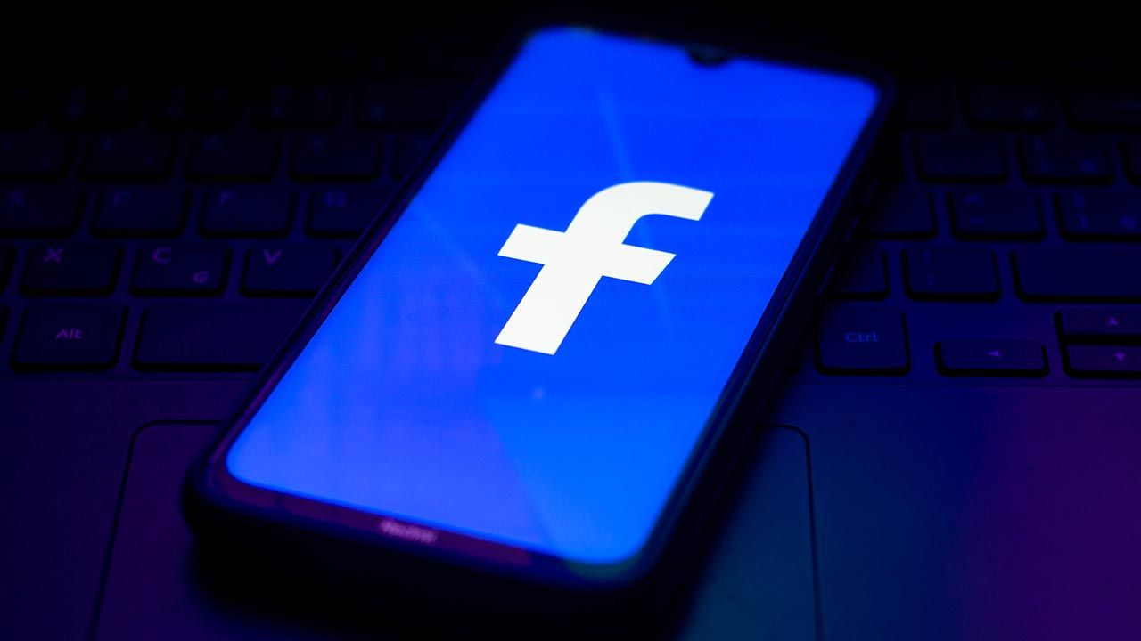 Przyczyną dochodzenia mają być wewnętrzne dokumenty firmy opublikowane byłą pracownicę Facebooka (fot. Shutterstock/rafapress) Przyczyną dochodzenia mają być wewnętrzne dokumenty firmy opublikowane byłą pracownicę Facebooka (fot. Shutterstock/rafapress)
