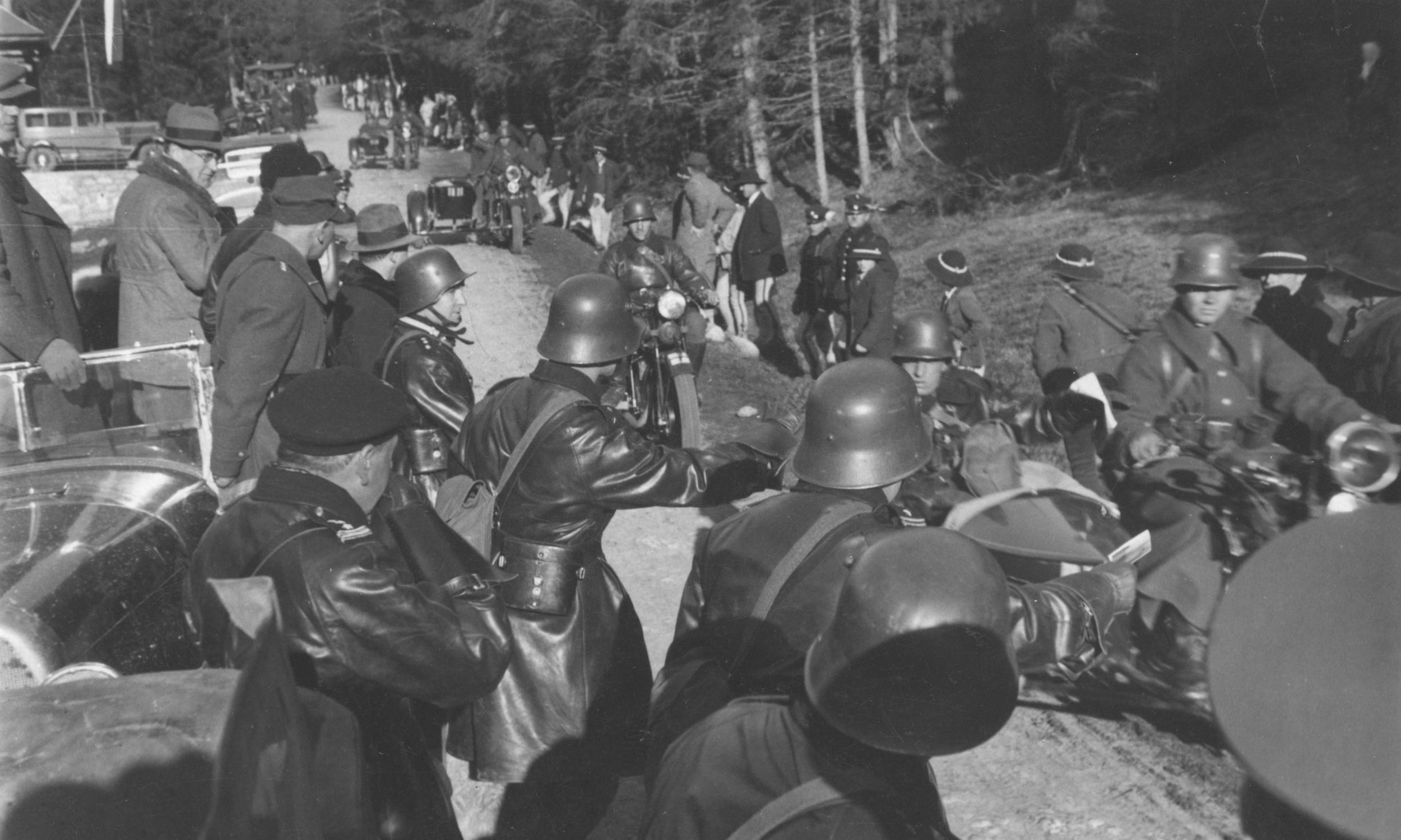 W listopadzie 1938 roku Polska wymusiła na Słowacji oddanie kilkunastu wsi. Polskie wojsko wkracza na uzyskane tereny. Fot. NAC