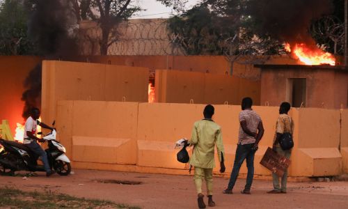 Zwolennicy kapitana Traore 1 października 2022 podpalili ambasadę francuską w Wagadugu, stolicy Burkina Faso. Fot. VINCENT BADO / Reuters / Forum