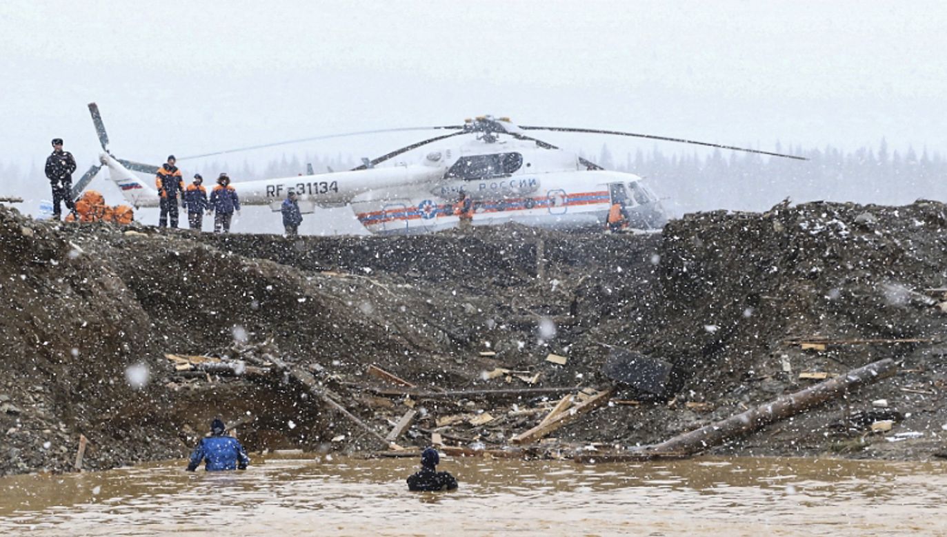 Tragedia w kopalni w Kraju Krasnojarskim (fot.PAP/EPA/RUSSIAN EMERGENCIES MINISTRY HANDOUT HANDOUT)