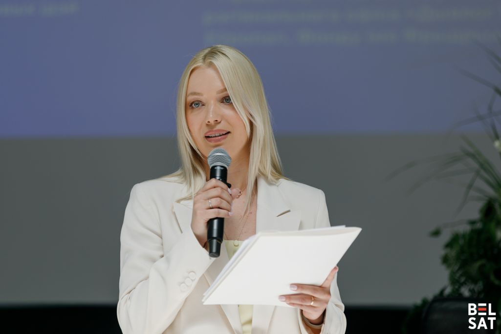 Леся Руднік, кіраўнічка Цэнтру новых ідэяў, выступае з прамовай на пачатку канферэнцыі «Reshape». Варшава, Польшча. 15 чэрвеня 2025 года. Фота: Белсат