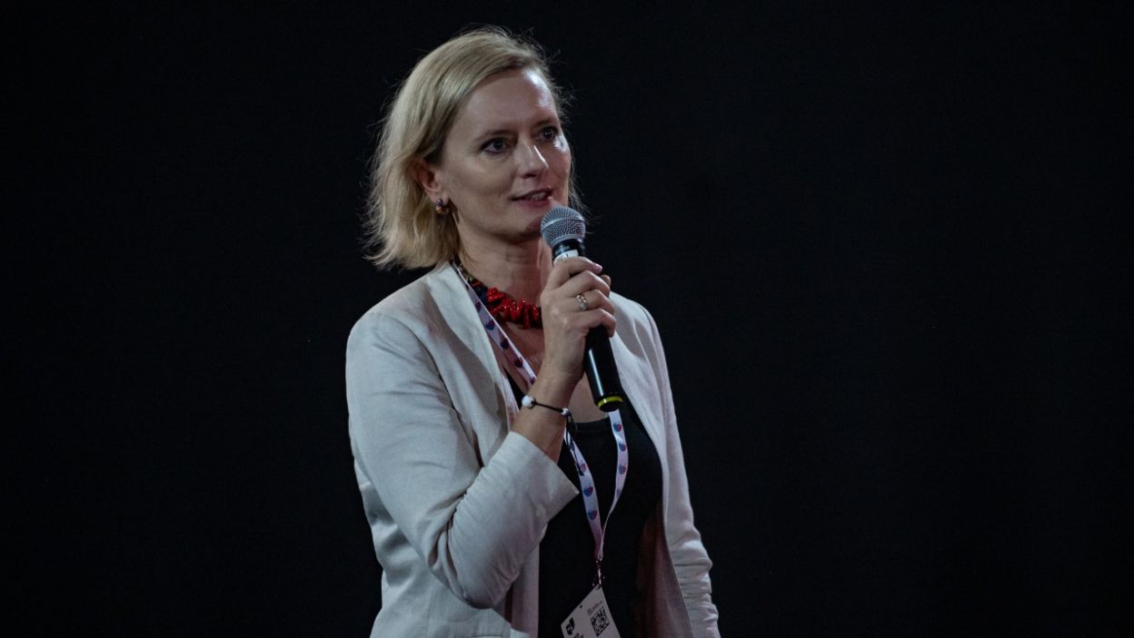 Dyskusję po pokazach poprowadziła krytyk teatralna Joanna Biernacka-Płoska (fot. Natasza Młudzik/TVP)