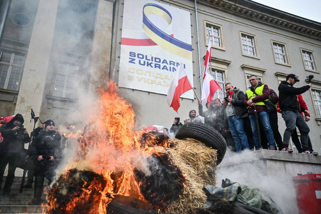 Фермеры заблакавалі цэнтральныя вуліцы Вроцлаву і правялі акцыю пратэсту перад офісам Еўрапарламенту. Вроцлаў, Польшча. 15 лютага 2024 года. (Фота: Omar Marques / Anadolu Press / Abaca Press / East News)