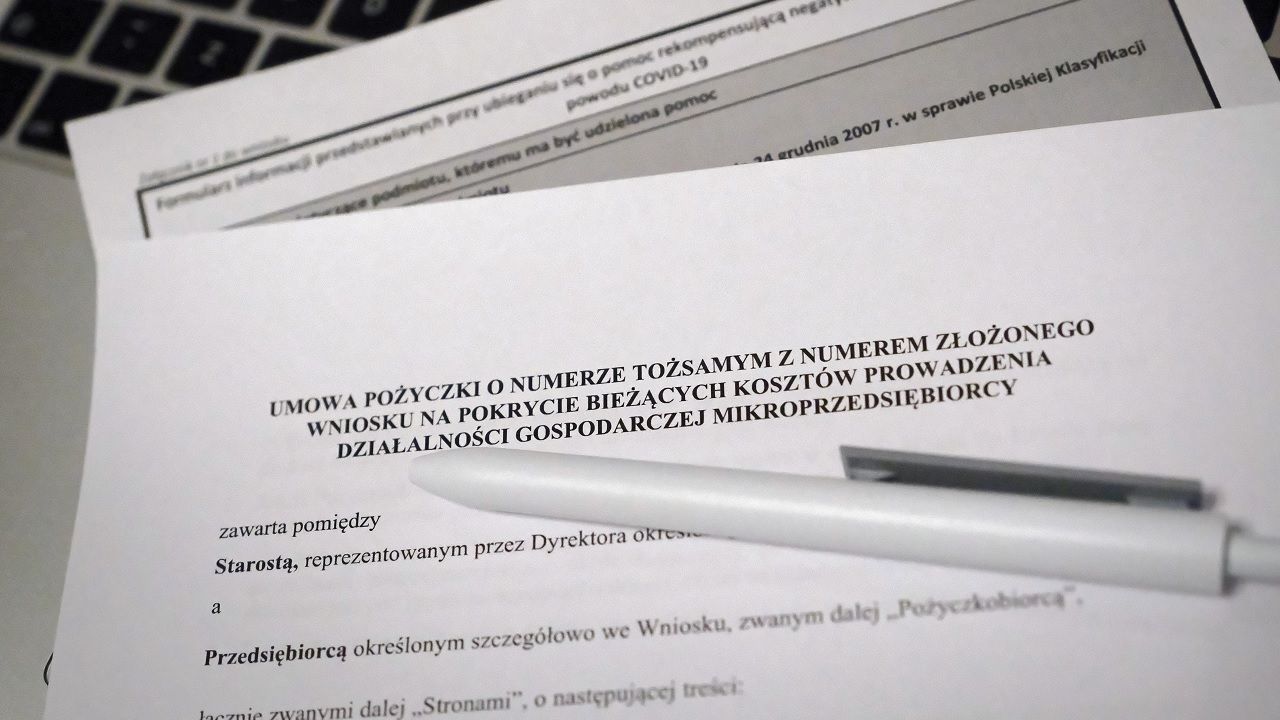 Obsługa wniosków oznacza powoduje konieczność wzmożenia pracy urzędów (fot. PAP/Mateusz Marek) Obsługa wniosków oznacza powoduje konieczność wzmożenia pracy urzędów (fot. PAP/Mateusz Marek)