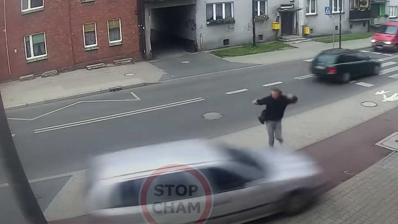 Pieszy o milimetry uniknął potrącenia (fot. YT/Stop Cham)