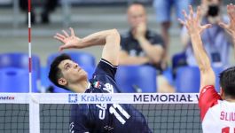 Saber Kazemi w meczu z Polską podczas Memoriału Huberta Wagnera (fot. PAP) Saber Kazemi, irański siatkarz w ciemnym stroju z numerem 11, atakuje piłkę podczas meczu siatkarskiego. Po drugiej stronie siatki dwóch polskich zawodników (z numerami 14 i 15) próbuje go zablokować. Zdjęcie wykonane podczas Memoriału Huberta Wagnera w Krakowie w 2022 roku. Kazemi obecnie walczy o życie po nagłym urazie mózgu, który doprowadził do śpiączki (fot. PAP)