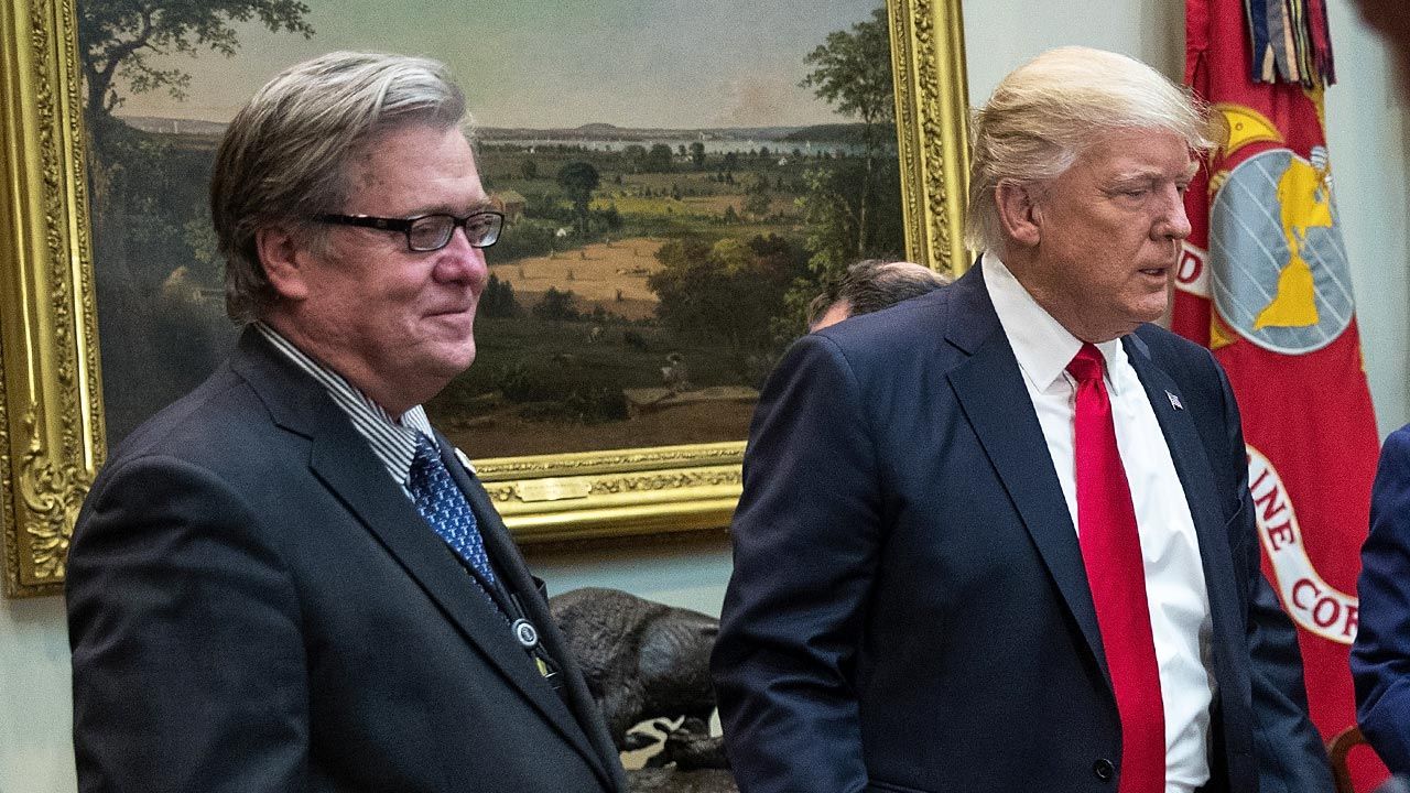Steve Bannon (z lewej) to jedna z osób ułaskawionych przez Donalda Trumpa (fot. Drew Angerer/Getty Images) Steve Bannon (z lewej) to jedna z osób ułaskawionych przez Donalda Trumpa (fot. Drew Angerer/Getty Images)