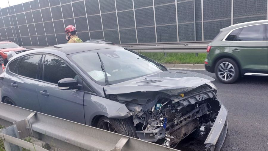 Kolizja na DK 1 Tychach. Osobowy Ford wjechał w bariery. Fot. 112tychy.pl