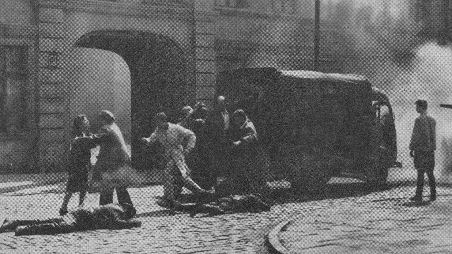 Uwolnienie więźniów, scena z planu filmu „Akcja pod Arsenałem” z 1977 roku w reżyserii Jana Łomnickiego, fot. wikipedia