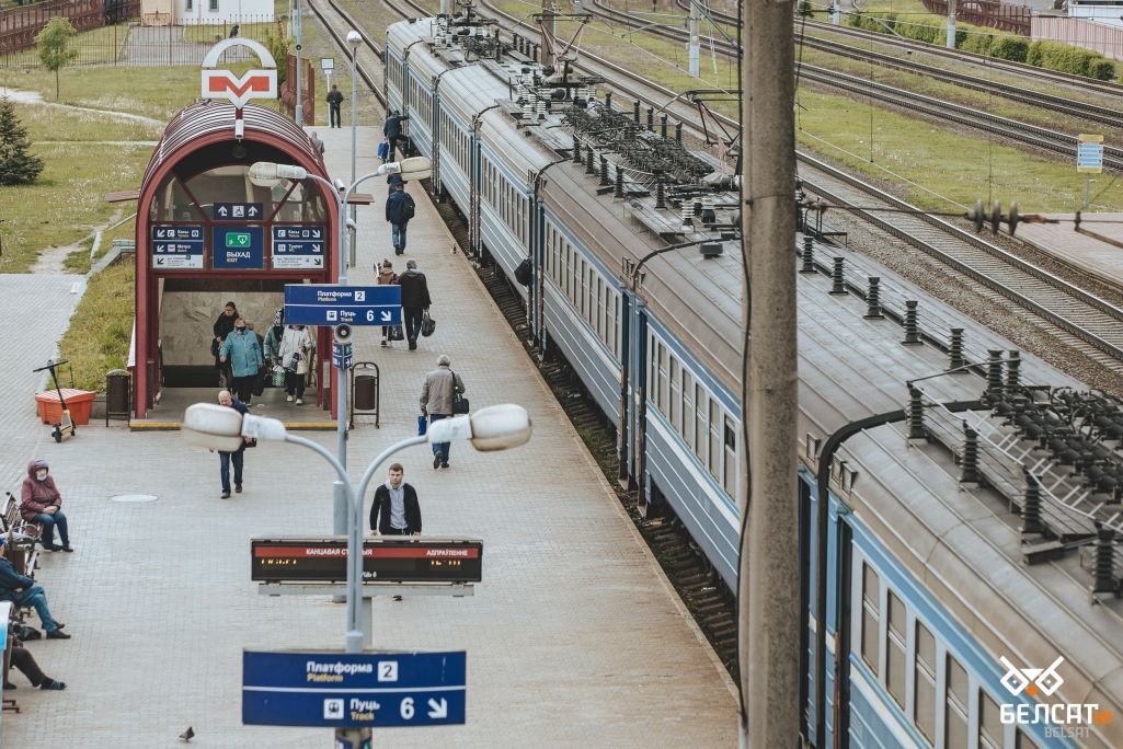 Людзі чакаюць адпраўлення цягніка на станцыі Менск-Усходні. Менск, Беларусь. 27 траўня 2022 года. (Фота: Белсат)
