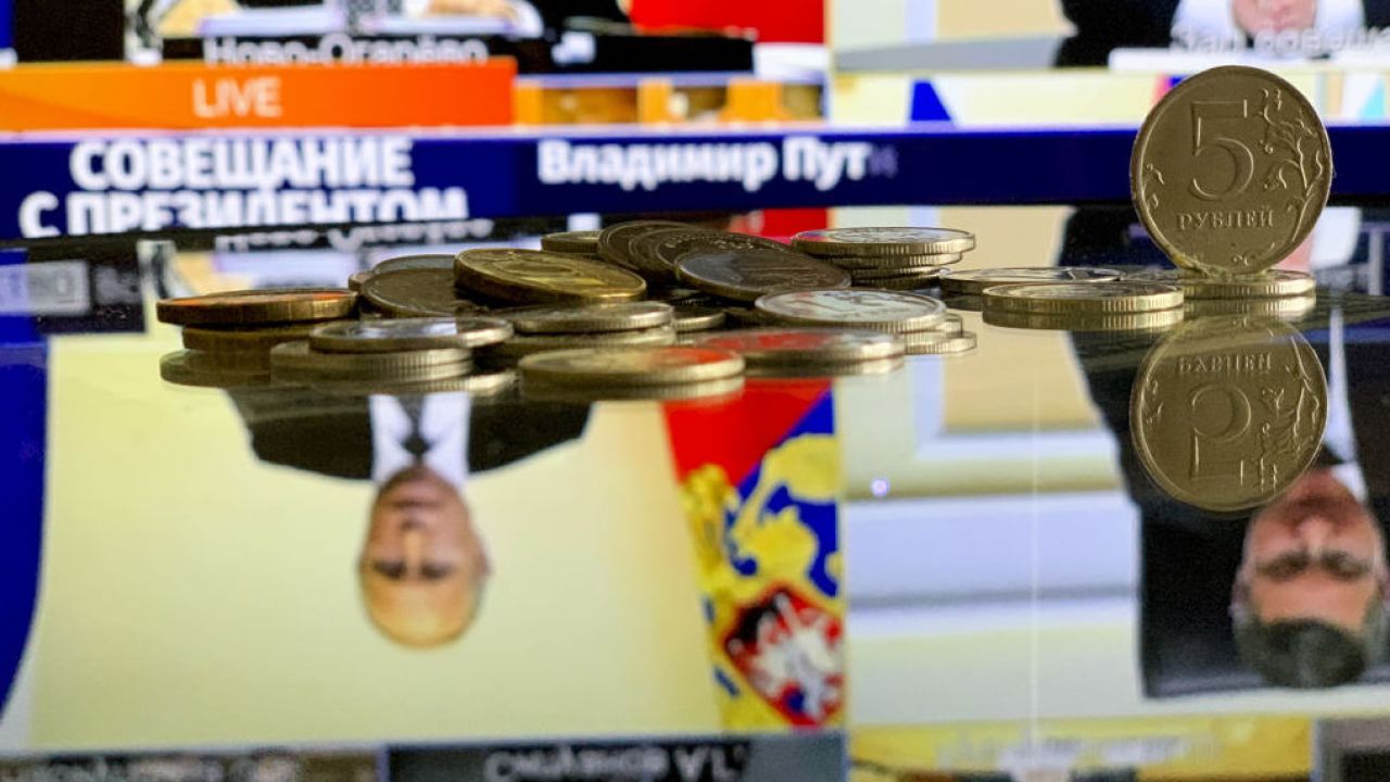 Listy sankcyjne UE obejmują 608 nazwisk powiązanych z reżimem Putina (fot. Sefa Karacan/Anadolu Agency via Getty Images)