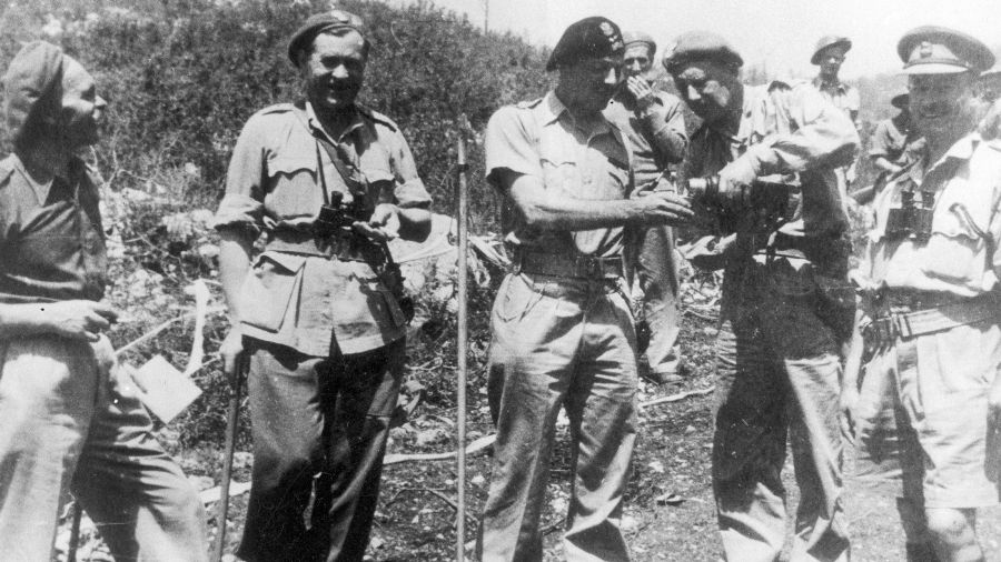 Bitwa o Monte Cassino. Gen. Oliver Leese (1. z prawej), dowódca brytyjskiej 8 Armii w towarzystwie generałów 2 Korpusu Polskiego – od lewej: Nikodem Sulik, Zygmunt Bohusz-Szyszko, Władysław Anders. Maj 1944 r. Fot. NAC/: Archiwum Fotograficzne Tadeusza Szumańskiego, sygnatura: 24-422-4