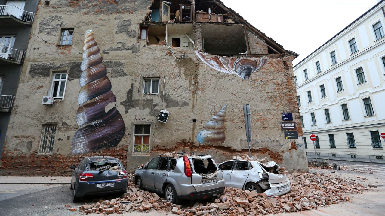 Zniszczone samochody w Zagrzebiu (fot. REUTERS/Antonio Bronic) Zniszczone samochody w Zagrzebiu (fot. REUTERS/Antonio Bronic)