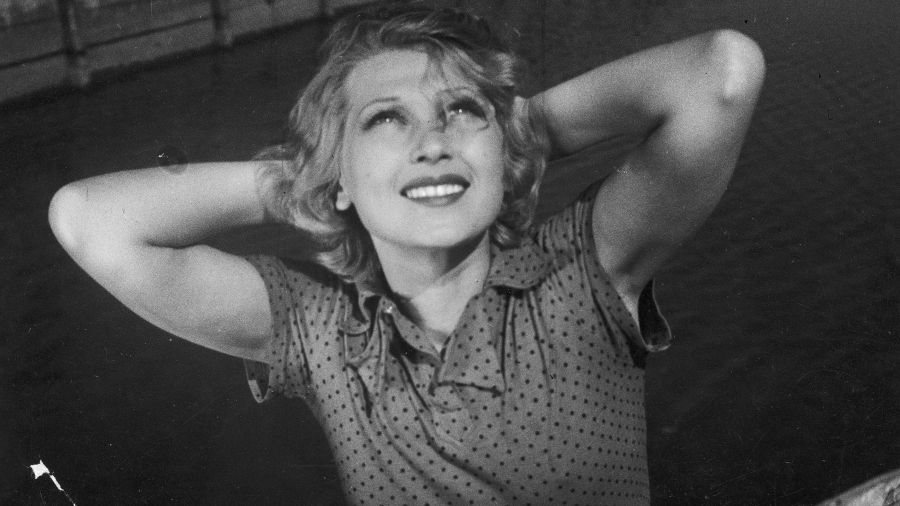 Ina Benita jako Anna, siostra Julci, w jednej ze scen filmu "Ludzie Wisły" z roku 1937. Fot. NAC/ IKC