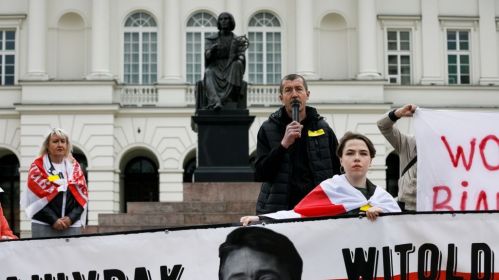Андрэй Ашурак, брат загінулага палітвязня Вітольда Ашурка, выступае з прамовай падчас акцыі беларусаў у Варшаве, прысвечанай Дню палітвязня і гадавіне гібелі Вітольда Ашурка. Варшава, Польшча. 22 траўня 2022 года. Фота: Белсат