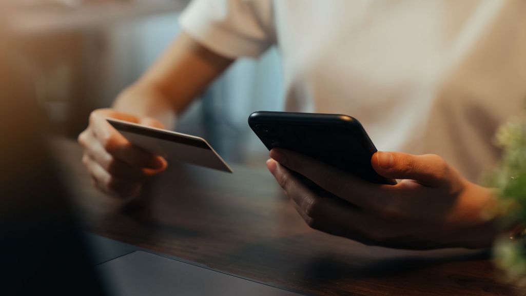 Dziś za pomocą telefonu możemy rozwijać pasje, prowadzić własny biznes i realizować transakcje. Fot. Lekhawattana/Shutterstock