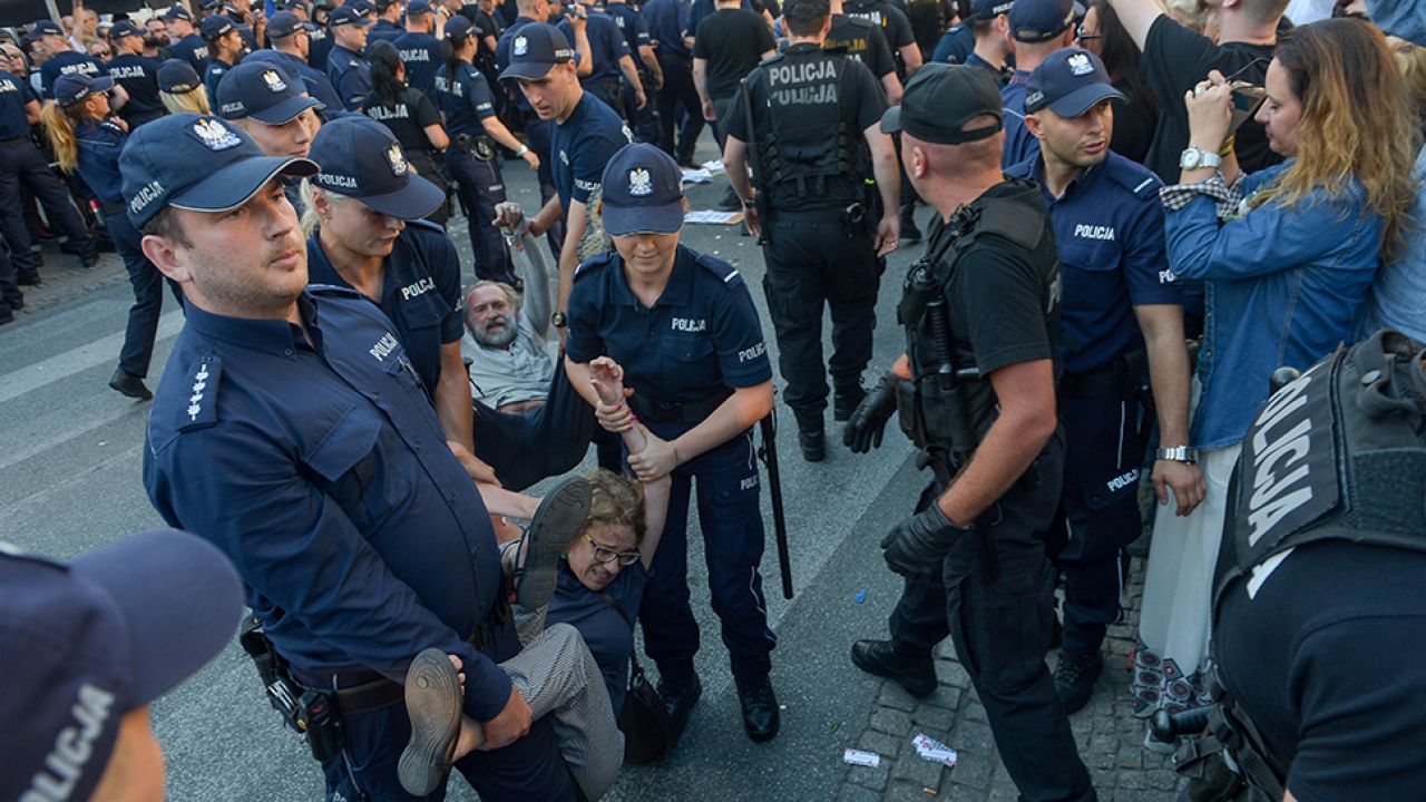 Kilkudziesięcioosobowa grupa Obywateli RP próbowała usiąść na ulicy blokując przemarsz (fot. PAP/Marcin Obara) Kilkudziesięcioosobowa grupa Obywateli RP próbowała usiąść na ulicy blokując przemarsz (fot. PAP/Marcin Obara)
