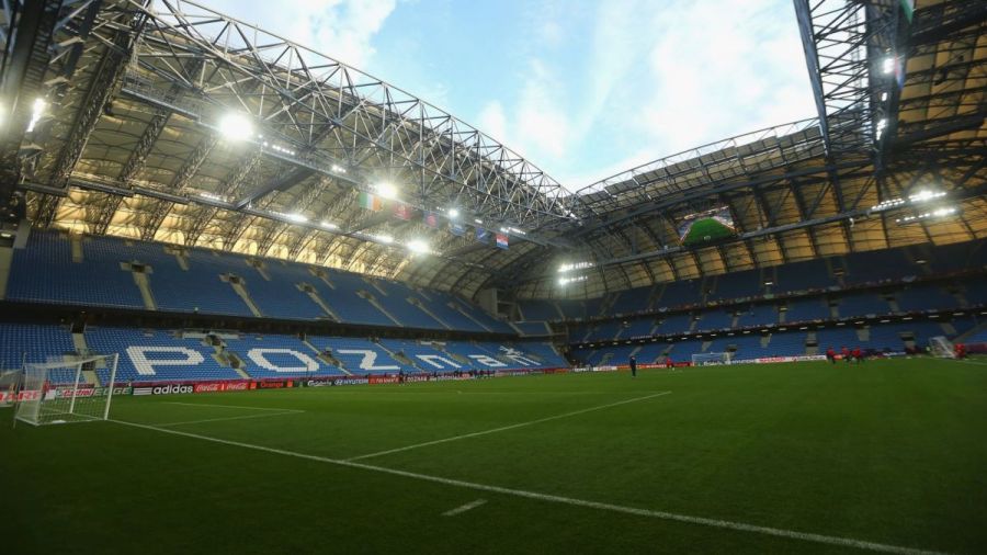 Szczepienia przed stadionem Lecha Poznań podczas meczu z Wisłą Kraków, fot. Getty Images
