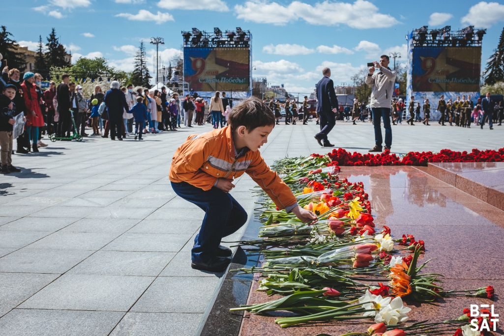 Хлопчык ускладае кветкі да манументу Перамогі падчас святкавання Дня Перамогі. Менск, Беларусь. 9 траўня 2021 года. Фота: Белсат