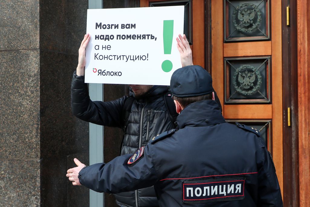 Здымак мае ілюстрацыйны характар. Прыхільнік партыі «Яблоко» з плакатам стаіць перад Дзярждумай падчас адзіночнага пратэсту. Масква, Расея. 11 сакавіка 2020 года. (Фота: Anton Novoderezhkin / TASS / Forum)